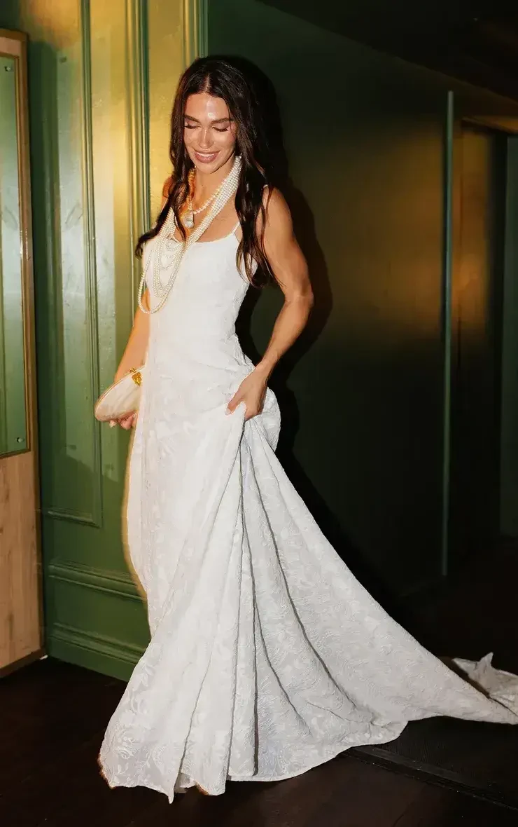 Model wear bridal gown